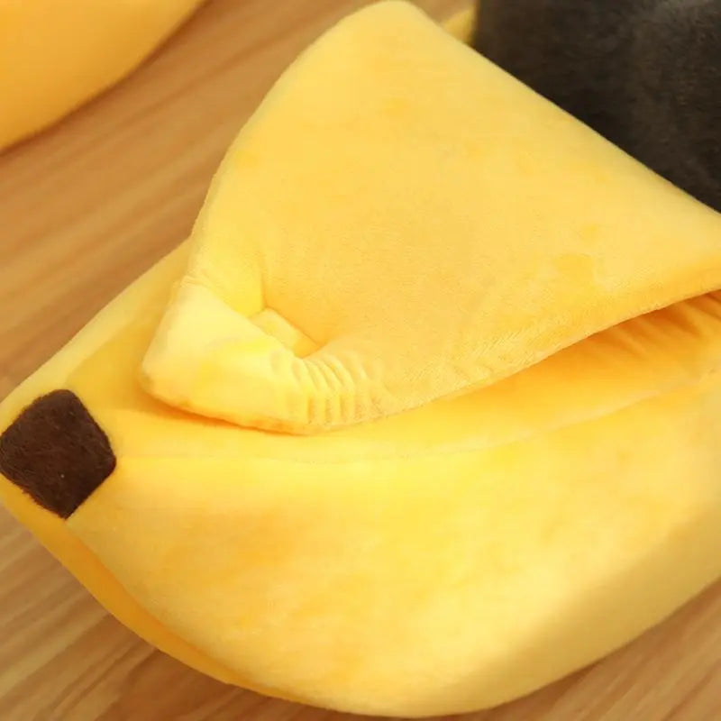 Cute Banana Shaped Beds Cat Bed, Winter Warm Fleeced Sleep Play Rest Cat Bed, Soft Banana Cushion Cozy Sofa, Portable Plush Pet Kennel Fun Hideout Cat House for Small Cats Kittens Kitty Rabbits
